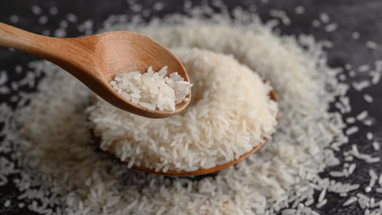 അരിയുടെ വെള്ളത്തിൽ നിങ്ങളുടെ ചർമ്മ സംരക്ഷണത്തിന് ആവശ്യമായ പദാർത്ഥങ്ങൾ അടങ്ങിയിരിക്കുന്നു. ഇത് നിങ്ങളുടെ ചർമ്മത്തെ പോഷിപ്പിക്കുകയും നിറം വർദ്ധിപ്പിക്കുകയും ചെയ്യും. അതിലും ആകർഷകമായി, കഞ്ഞിവെള്ളം നിങ്ങൾക്ക് വീട്ടിൽ തന്നെ എളുപ്പത്തിലും ചെലവുകുറഞ്ഞും ഉണ്ടാക്കാൻ കഴിയുന്നു എന്നതാണ്.