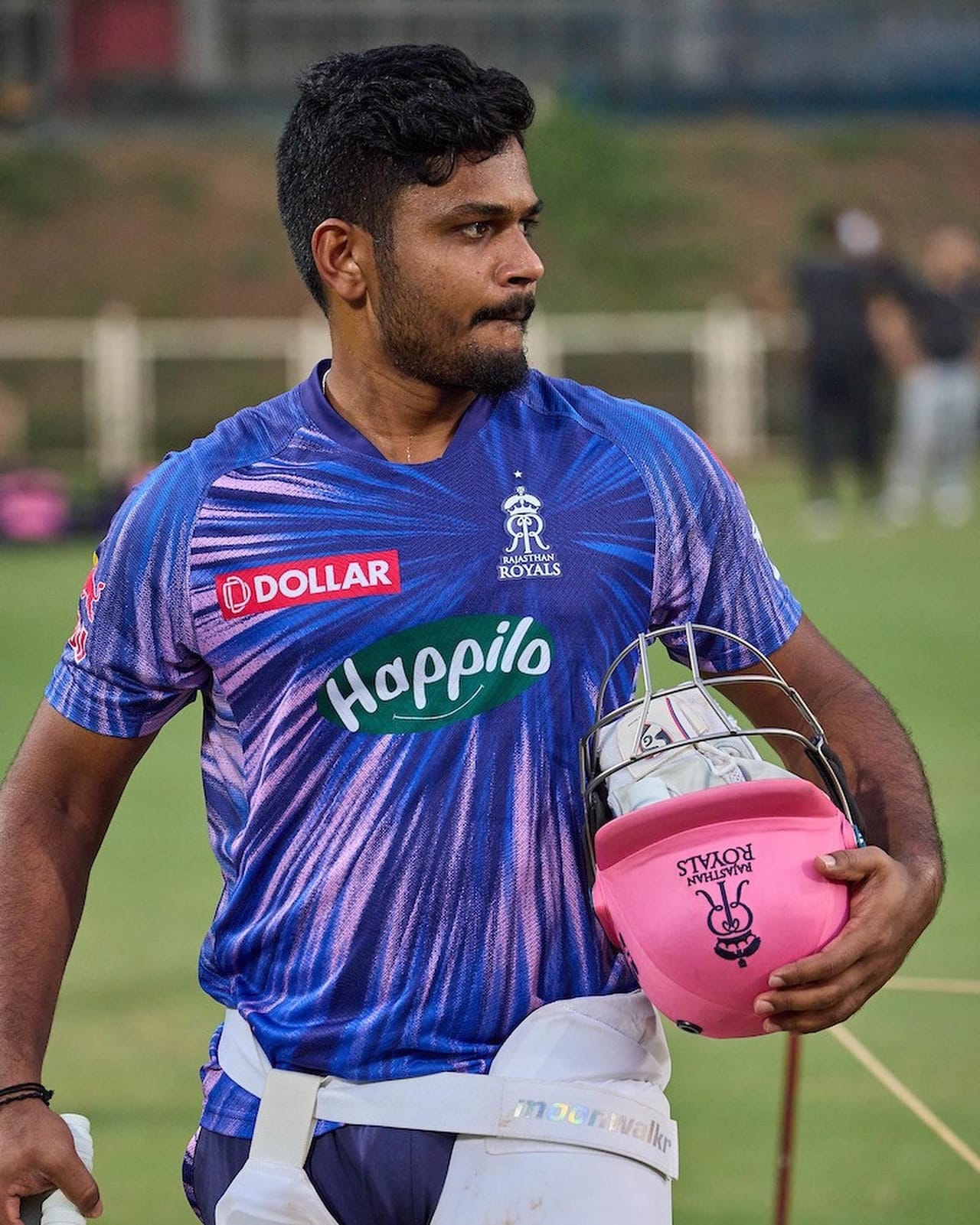 ഇന്ന് മുംബൈ ഇന്ത്യൻസിനെതിരെ നടക്കാനിരിക്കുന്ന മത്സരത്തിലും രാജസ്ഥാൻ റോയൽസ് ക്യാപ്റ്റൻ സഞ്ജു സാംസൺ കളിച്ചേക്കില്ല. താരത്തിൻ്റെ പരിക്ക് ഭേദമായി വരികയാണെന്നും പൂർണമായും ഭേദമാവാതെ തിടുക്കപ്പെട്ട് കളിപ്പിക്കില്ലെന്നും ദ്രാവിഡ് പറഞ്ഞു. മത്സരത്തിന് മുന്നോടിയായി നടന്ന വാർത്താസമ്മേളനത്തിലാണ് ദ്രാവിഡിൻ്റെ പ്രതികരണം. (Image Courtesy - Social Media)
