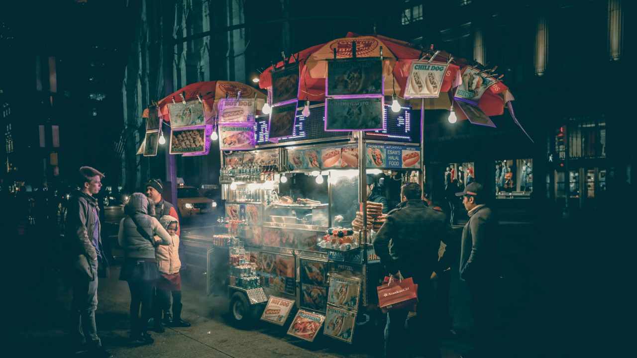 ചൈനയിൽ തെരുവ് ഭക്ഷണത്തിന് ആയിരക്കണക്കിന് വർഷങ്ങളുടെ ചരിത്രമുണ്ട്. താങ് രാജവംശത്തിന്റെ കാലത്ത് ഇത് നഗരജീവിതത്തിന്റെ ഒരു പ്രധാന ഭാഗമായിരുന്നു. കച്ചവടക്കാർ ഡംപ്ലിംഗുകൾ, ചുട്ട മാംസങ്ങൾ, പാൻകേക്കുകൾ, ആദ്യകാല നൂഡിൽസ് എന്നിവ വിറ്റിരുന്നു എന്നാണ് വിവരം. പലപ്പോഴും തിരക്കേറിയ രാത്രി ചന്തകളിലായിരുന്നു ഇവ. ധനികരും തങ്ങളുടെ ജോലിക്കാരെ തെരുവ് ഭക്ഷണം വാങ്ങാൻ അയച്ചിരുന്നു എന്നും പറയപ്പെടുന്നു