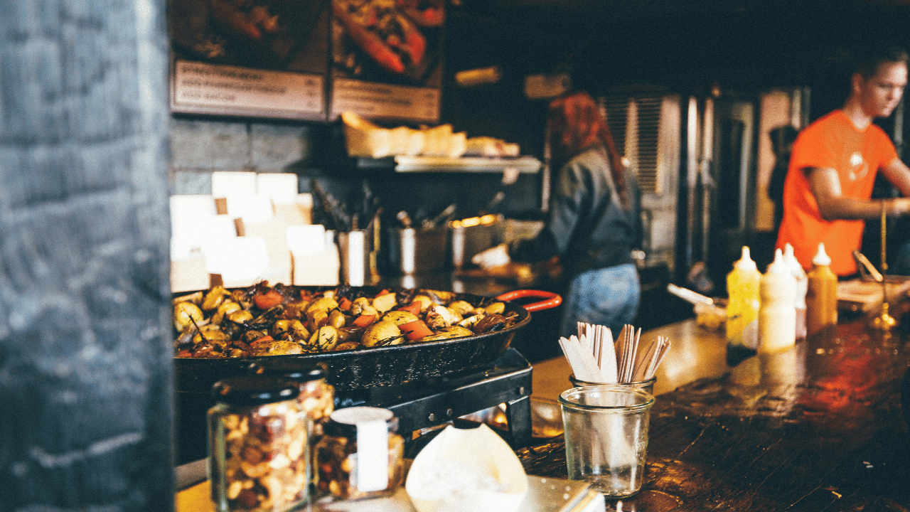 പുരാതന ഇന്ത്യൻ ഗ്രന്ഥങ്ങളായ രാമായണത്തിലും മഹാഭാരതത്തിലും വറുത്ത ധാന്യങ്ങൾ, പരിപ്പുകൾ, വിവിധതരം റൊട്ടികൾ എന്നിവ വിൽക്കുന്ന തെരുവ് കച്ചവടക്കാരെക്കുറിച്ച് പരാമർശങ്ങളുണ്ട്.