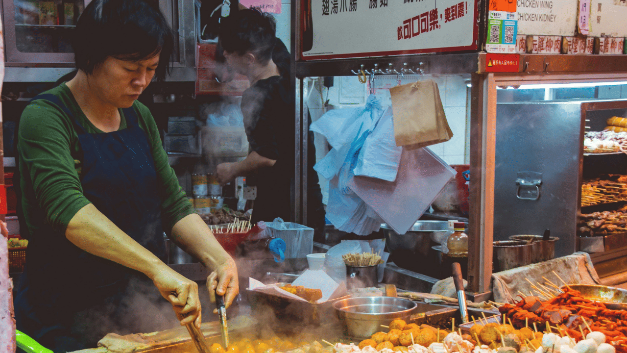 സ്ട്രീറ്റ് ഫുഡ് അധവാ തെരുവോര ഭക്ഷണശാലകൾക്ക് ഒരു ചരിത്രമുണ്ടെന്ന് എത്ര പേർക്ക് അറിയാം. ആയിരക്കണക്കിന് വർഷങ്ങൾക്കു മുമ്പ് തുടങ്ങിയ തട്ടുകട സംസ്കാരത്തിന് മനുഷ്യൻ നഗരങ്ങൾ നിർമ്മിക്കുന്ന കാലത്തോളം പഴക്കമുണ്ട്.