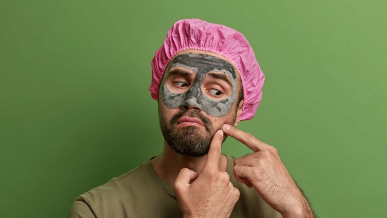 തിളക്കമുള്ള ചർമ്മത്തിനായുള്ള നെട്ടോട്ടം അത്ര ചെറുതല്ല. എന്നാൽ വിപണിയിലെ പല ഉല്പന്നങ്ങളും വിശ്വസിക്കാനും കഴിയില്ല. ചില ഉൽപ്പന്നങ്ങൾ തൽക്ഷണ ആശ്വാസം നൽകുന്നതാണ് എന്നാൽ നിങ്ങളുടെ മുഖത്ത് ഒരിക്കലും പുരട്ടാൻ പാടില്ലാത്തവയും ഇക്കൂട്ടതിലുണ്ട്. അവ ഏതെല്ലാമെന്ന് നോക്കാം.

