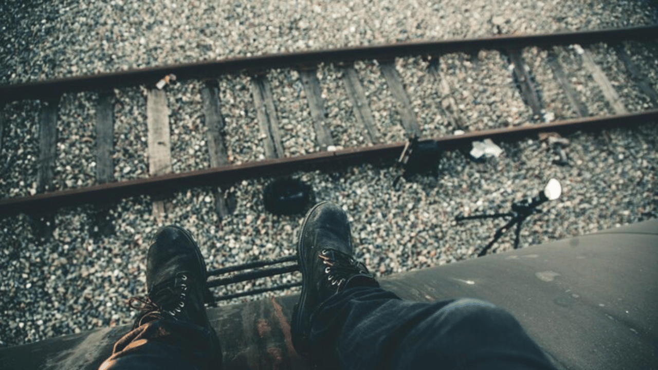 Alappuzha Train death: യുവാവും പതിനേഴുകാരിയും ട്രെയിനിന് മുന്നില്‍ ചാടി മരിച്ചു, ജീവനൊടുക്കിയത് ബൈക്കിൽ ഒരുമിച്ചെത്തിയവർ