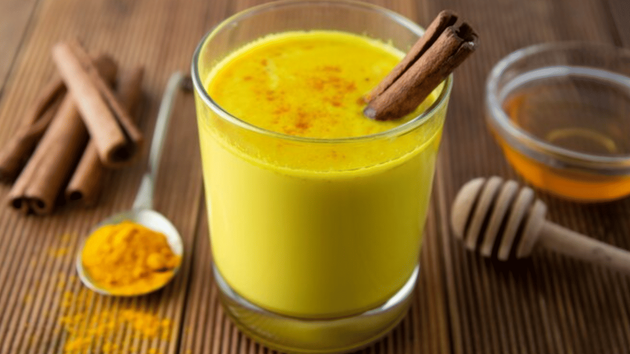 ത്വക്ക്, ശ്വാസകോശം, പ്രോസ്‌റ്റേറ്റ്, വൻകുടൽ എന്നിവയിലുണ്ടാകുന്ന അർബുദത്തിന്റെ വളർച്ചയെ പ്രതിരോധിക്കാൻ മഞ്ഞൾ ചേർത്ത പാലിന് കഴിയും. ഇതിലെ ആന്റി ഇൻഫമേറ്ററി ഘടകമാണ് ഇതിന് ഈ മിശ്രിതത്തെ പ്രാപ്തമാക്കുന്നത്. 
