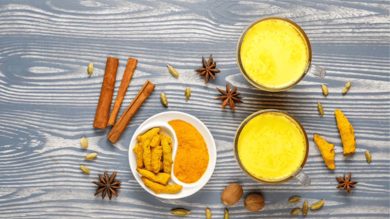 ദിവസവും മഞ്ഞൾപ്പാൽ കുടിക്കുന്നത് തടിയും വയറും കുറയ്ക്കുന്നു. കൊഴുപ്പ് നീക്കിയ പാലിൽ മഞ്ഞൾ ചേർത്ത് ദിവസവും രാത്രി ഉറങ്ങും മുമ്പ് കുടിക്കുക.