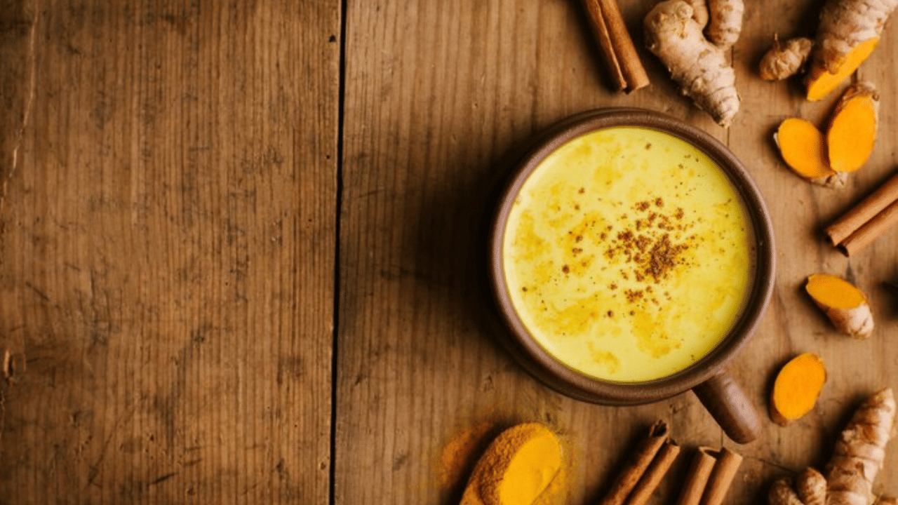 മഞ്ഞള്‌ പാൽ പതിവായി കുടിക്കുന്നത് ആരോ​ഗ്യത്തിന് ഏറെ ​ഗുണകരമാണ്. ഇവ ശ്വാസകോശ സംബന്ധമായ അസുഖങ്ങളും ദഹനസംബന്ധമായ അസുഖങ്ങളും എന്നിവ അകറ്റാൻ മഞ്ഞൾ പാൽ ​സഹായകമാണ്.
