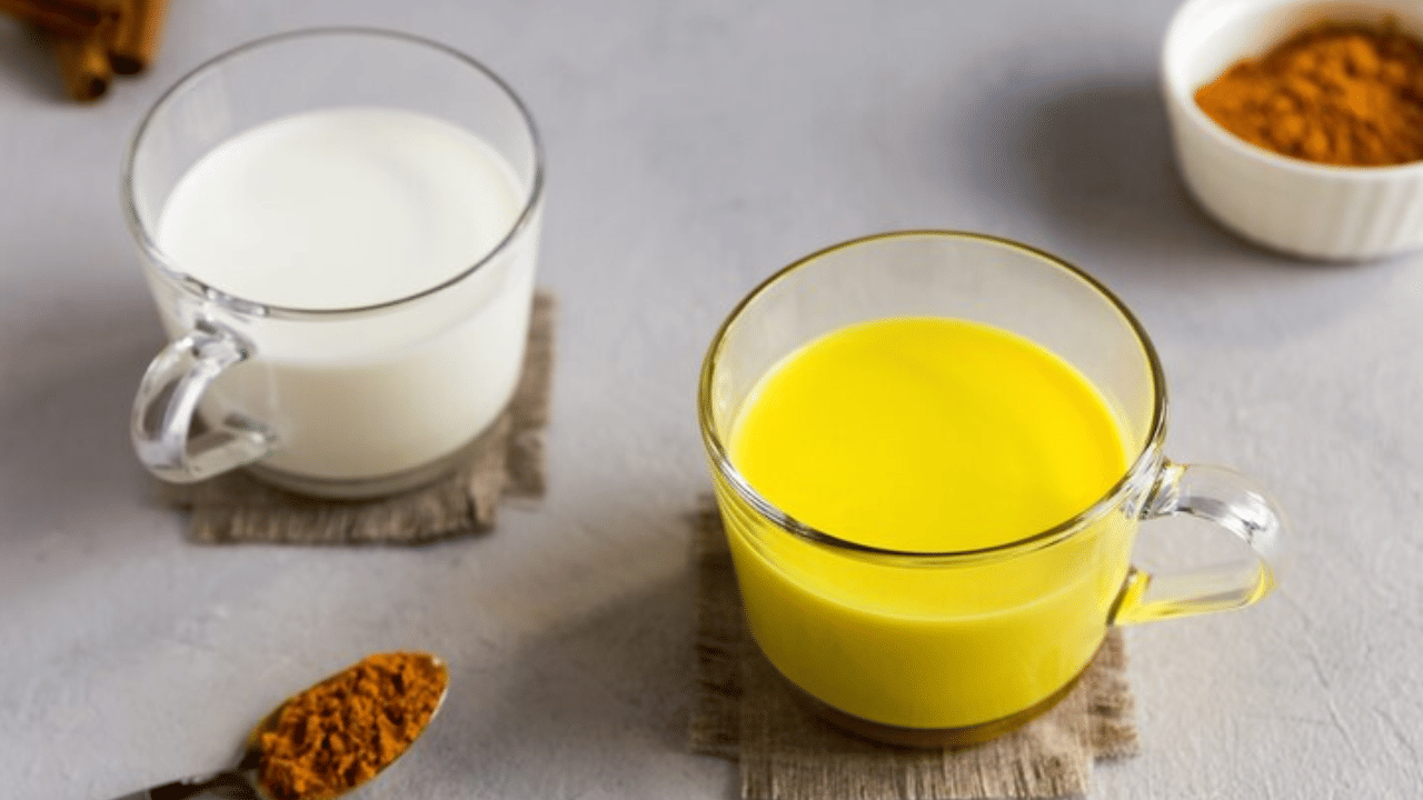 മഞ്ഞളിലും പാലിലും ധാരാളം പോഷക​ഗുണങ്ങൾ അടങ്ങിയിട്ടുണ്ട്. ആന്റിബയോട്ടിക് ഘടകങ്ങളാൽ സമ്പുഷ്ടമായ മഞ്ഞളും പാലും നമ്മുടെ ശരീരത്തെ നിരവധി രോഗങ്ങളിൽ നിന്നും സംരക്ഷിക്കുന്നു. 
