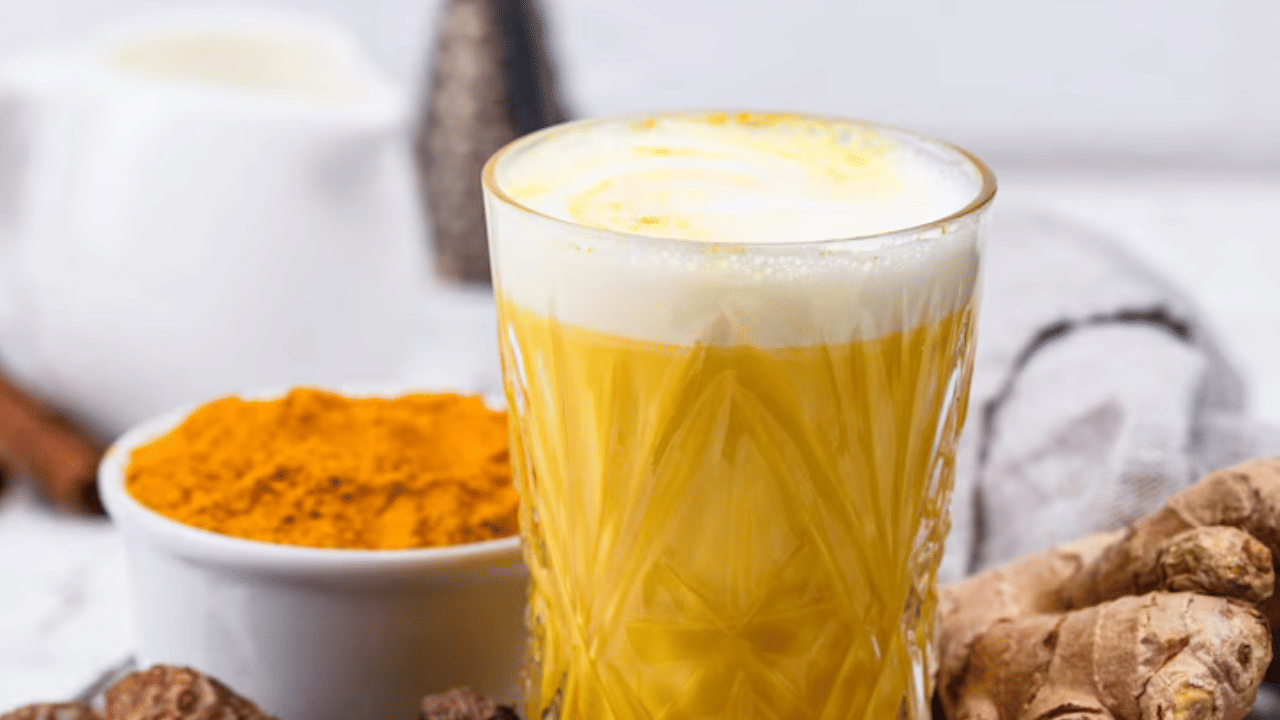 മഞ്ഞൾ പാൽ കുടിക്കുന്നത് പ്രമേഹം തടയുന്നതിന് സഹായിക്കും. കൂടാതെ ഇവ അസ്ഥികളേയും ജോയിന്റുകളേയും കരുത്തുറ്റതാക്കും. അതിനാൽ മഞ്ഞൾ പാൽ പതിവായി കുടിക്കാവുന്നതാണ്.
