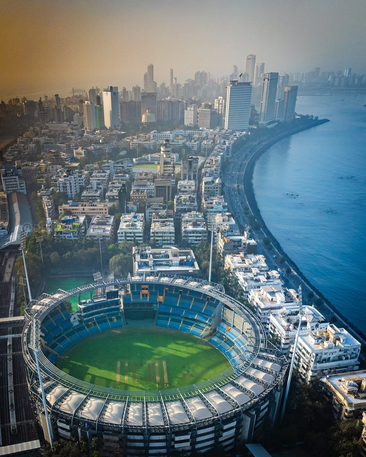 മുംബൈയിൽ മഴസാധ്യത പ്രവചിച്ച് കാലാവസ്ഥാ നിരീക്ഷണ കേന്ദ്രം. ഇന്ന് വാംഖഡെ സ്റ്റേഡിയത്തിൽ നടക്കാനിരുന്ന മുംബൈ ഇന്ത്യൻസ് - ഗുജറാത്ത് ടൈറ്റൻസ് മത്സരം മഴയിൽ മുടങ്ങിയേക്കുമെന്നാണ് മുന്നറിയിപ്പ്. പ്ലേ ഓഫ് യോഗ്യത ഉറപ്പിക്കാൻ ഇരു ടീമുകൾക്കും ഇന്ന് ജയിക്കേണ്ടതുണ്ട്. ഇതിനിടെയാണ് മഴ മുന്നറിയിപ്പ്. (Image Courtesy- Social Media)