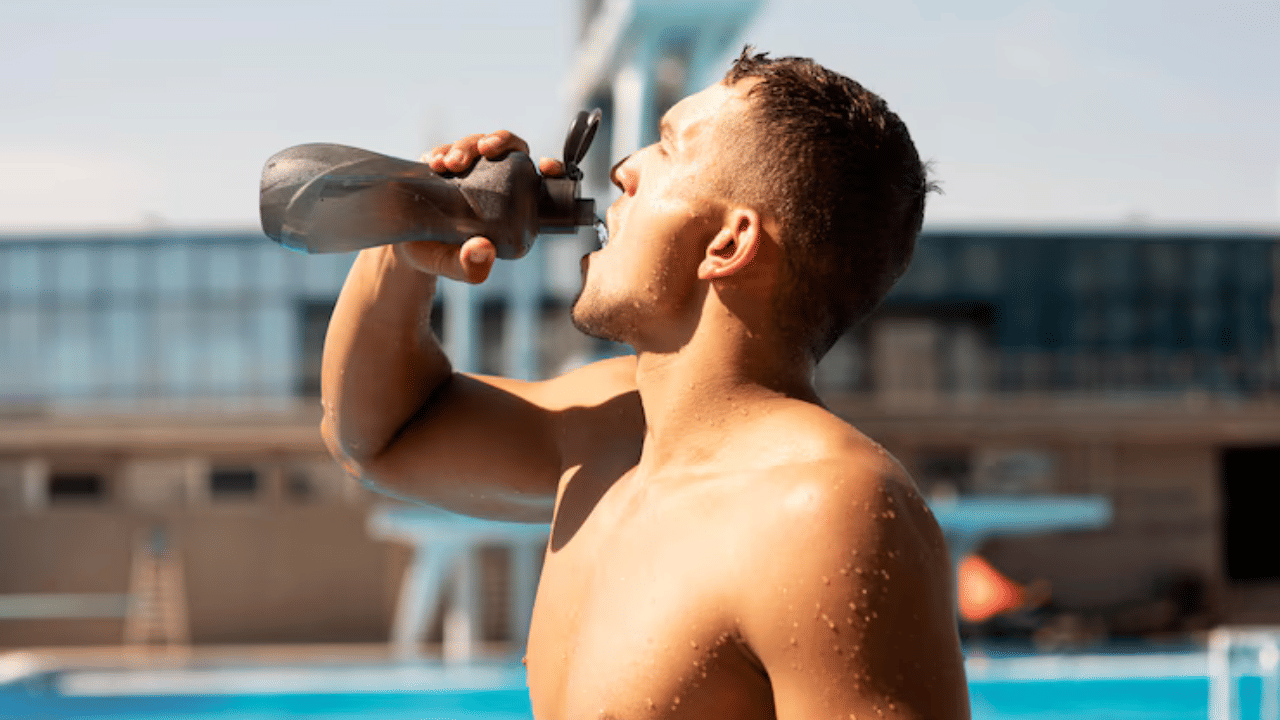 വേനലായാൽ സാധാരണയായി ആഹാരത്തെക്കാൾ നമ്മൾ വെള്ളം കുടിക്കാറുണ്ട്. എന്നാൽ കൂടുതലും ആളുകൾ കുടിക്കുന്നത് തണുത്ത വെള്ളമാണ്. പക്ഷേ ഇതിനെ ചുറ്റിപ്പറ്റി ചില തെറ്റിദ്ധാരണകളും പ്രചാരത്തിലുണ്ട്. അത്തരത്തിലൊന്നാണ് തണുത്ത വെള്ളം കുടിച്ചാൽ ശരീരഭാരം കൂടുമോ എന്നത്. 
