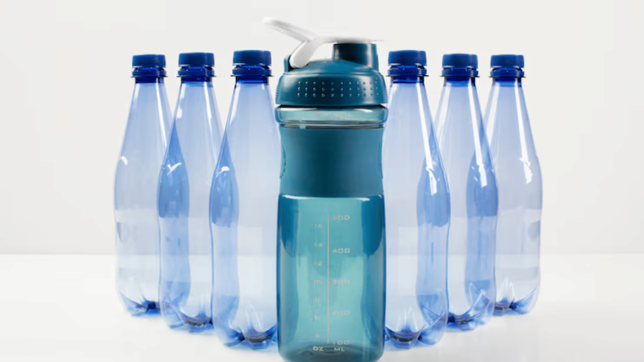 നല്ല ആരോഗ്യം നിലനിർത്തുന്നതിനുള്ള ഏറ്റവും ലളിതമായ മാർഗങ്ങളിലൊന്നാണ് ജലാംശം നിലനിർത്തുക എന്നത്. എന്നാൽ വെള്ളം കുടിക്കുന്നത് ഏത് പാത്രത്തിലാണെന്നതും വളരെ പ്രധാനമാണ്. കുപ്പികൾ പല തരത്തിൽ ഉണ്ടെങ്കിലും അതിൽ ഏതാണ് നല്ലതെന്ന് പലർക്കും അറിയില്ല. നമ്മളിൽ മിക്കവരും ഉപയോഗിക്കുന്ന വാട്ടർ ബോട്ടിലുകളുടെ തരങ്ങൾ അതിൻ്റെ ​ഗുണവും ദോഷവുമെല്ലാം മനസ്സിലാക്കേണ്ടതുമുണ്ട്.
