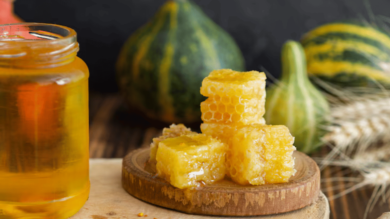 തേനും ശർക്കരയും ആരോഗ്യകരമാണെങ്കിലും ശരീരഭാരം കുറയ്ക്കാനുള്ള ഭക്ഷണക്രമത്തിൽ അവ മിതമായി മാത്രം ഉപയോ​ഗിക്കുക. ഈ രീതിയിൽ, നിങ്ങളുടെ ആരോഗ്യത്തിന് ഹാനികരമാകാതെ രീതിയിൽ നിങ്ങൾക്ക് മധുരപലഹാരങ്ങളോടുള്ള ആസക്തി കുറയ്ക്കാനും തൃപ്തിപ്പെടുത്താനും സഹായിക്കും.