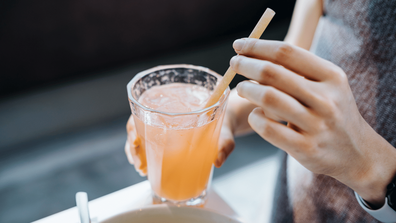 യാത്രക്കിടയിലും അല്ലാതെയും എന്തെങ്കിലും കുടിക്കുമ്പോൾ സ്ട്രോ ഉപയോഗിക്കുന്നത് സർവ്വ സാധാരണമാണ്. വളരെ നിർദോഷം എന്ന് തോന്നുന്ന ഈ ശീലത്തിനും ചില പ്രശ്നങ്ങൾ ഉണ്ടെന്ന് കണ്ടെത്തിയിരിക്കുകയാണ് വിദഗ്ധർ. സ്ട്രോ ഉപയോഗിക്കുന്ന വഴി സ്വാഭാവികമായ ഭക്ഷണം കഴിക്കൽ അല്ലെങ്കിൽ കുടിക്കൽ പ്രക്രിയ നടക്കുന്നില്ല എന്നാണ് ഇപ്പോൾ കണ്ടെത്തിയിരിക്കുന്നത്.