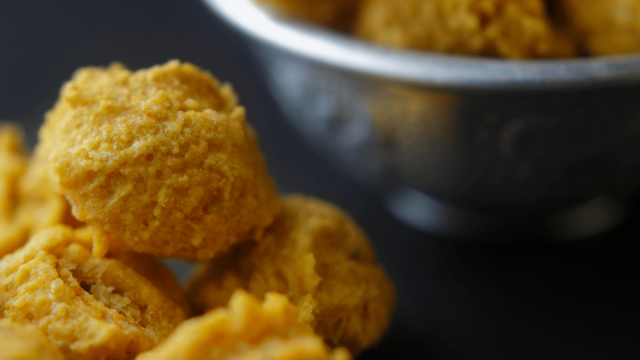 കായം, അടുക്കളയിൽ ഒഴിച്ചുകൂടാനാവാത്ത ഒരു സുഗന്ധവ്യഞ്ജനമാണെങ്കിലും, അതിന് "ചെകുത്താന്റെ കാഷ്ഠം" (Devil's Dung) എന്നൊരു വിചിത്രമായ വിളിപ്പേരുണ്ട്. 