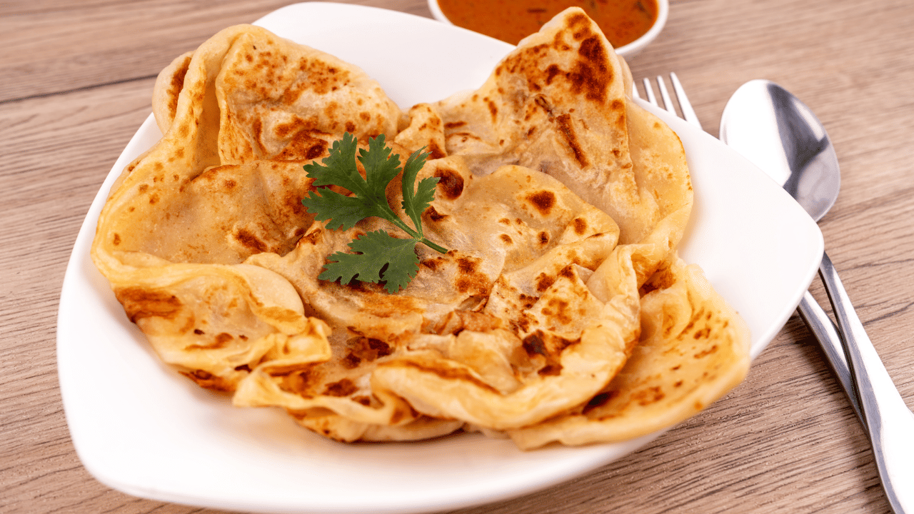 മലയാളികളുടെ ദേശീയ ഭക്ഷണമെന്നു വിളിക്കാവുന്ന ഒന്നാണ് പൊറോട്ട. മൈദയാണ്, ആരോ​ഗ്യപരമല്ല എന്നെല്ലാം പറഞ്ഞ് ഇതിനെ മാറ്റി നിർത്തുന്നവരാണ് പലരും. എന്നാൽ ചില കാര്യങ്ങൾ ശ്രദ്ധിച്ചു കഴിച്ചാൽ പൊറോട്ട പ്രശ്നക്കാരനല്ല. 