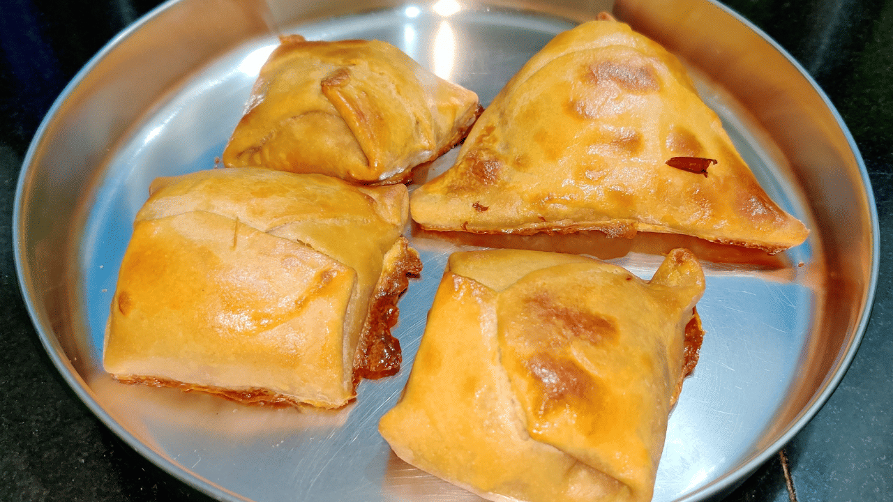 മുട്ട പഫ്‌സ് ആദ്യമായി ഉണ്ടാക്കിയത് ആരാണ് എന്നതിന് ഒരു പ്രത്യേക വ്യക്തിയെ ചൂണ്ടിക്കാണിക്കാൻ കഴിയില്ലെങ്കിലും അത് പരിണാമം ചെയ്യപ്പെട്ട് വന്നത് എങ്ങനെ എന്ന് പറയാനാവും.