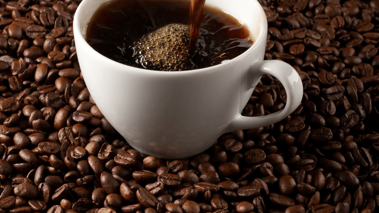 ദിവസവും പാലും പഞ്ചസാരയും ചേർത്ത കാപ്പി കുടിക്കാൻ ​ഗവേഷകർ പ്രോത്സാഹിപ്പിക്കുന്നില്ല.എന്നാലും കാപ്പി കുടിയ്ക്കൽ ​ഗുണം അൽപം കുറഞ്ഞാലും ഫലം ചെയ്യുമെന്നാണ് കണ്ടെത്തൽ. 