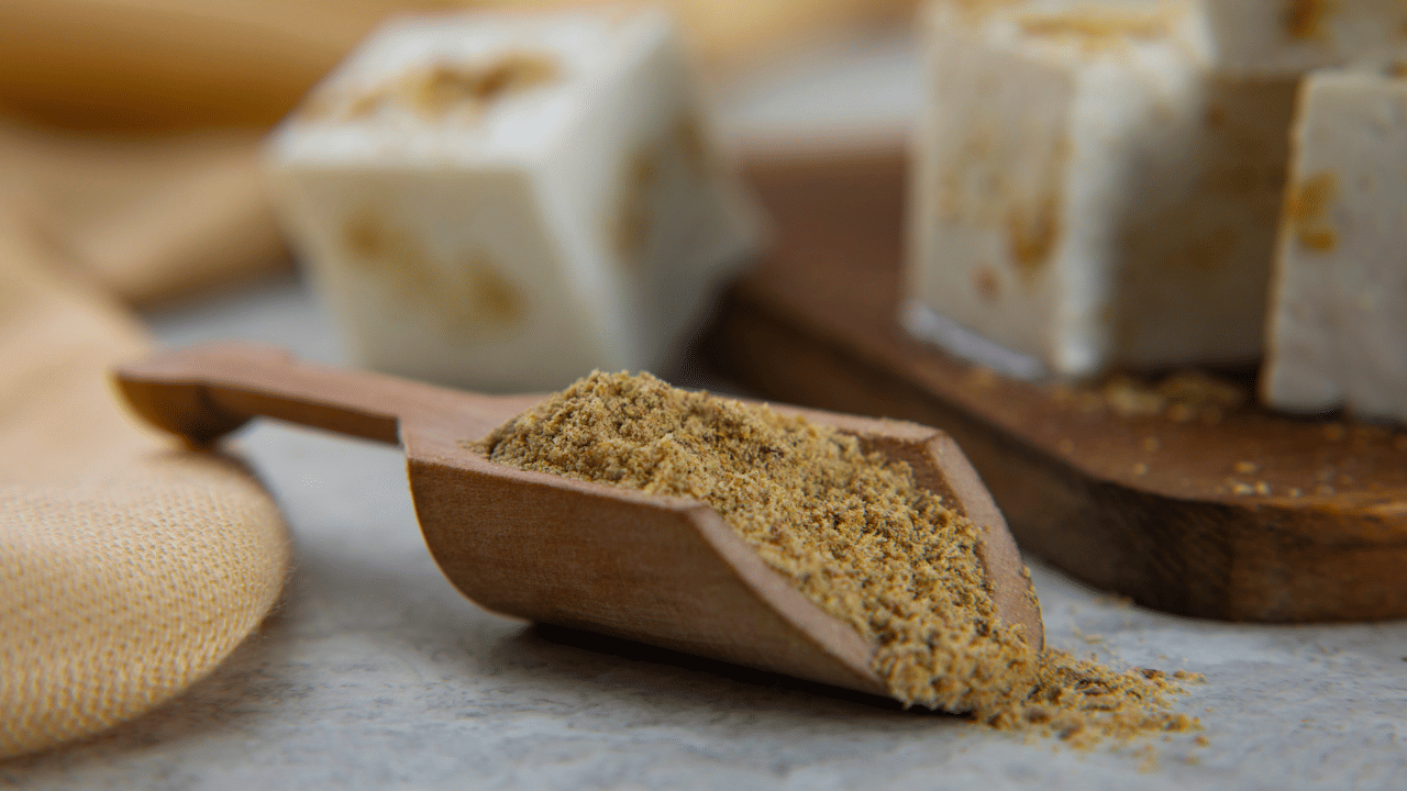 നിറവും കയ്പുള്ള രുചിയും, ഗന്ധകാംശം മൂലമുള്ള രൂക്ഷഗന്ധവുമാണ് ഈ പേര് ലഭിക്കാൻ കാരണം. എന്നാൽ ഈ രൂക്ഷഗന്ധം പാചകം ചെയ്യുമ്പോൾ ഇല്ലാതാവുകയും, പിന്നീട് ഭക്ഷണത്തിന് സവിശേഷമായ ഒരു രുചിയും മണവും നൽകുകയും ചെയ്യും.