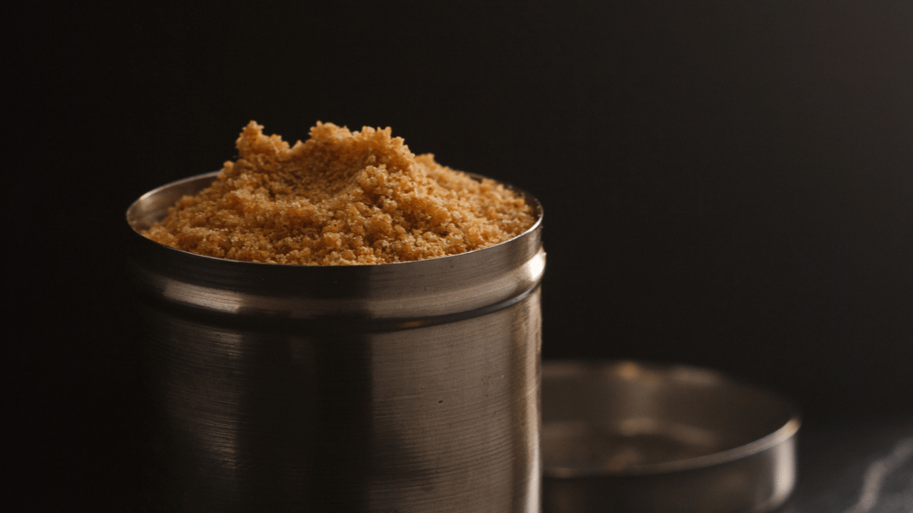 ശുദ്ധമായ കായത്തിന് വളരെ രൂക്ഷമായ ഗന്ധവും രുചിയുമുള്ളതുകൊണ്ട്, ഇത് സാധാരണയായി അന്നജം, മറ്റ് ഭക്ഷ്യയോഗ്യമായ പശകൾ എന്നിവ ചേർത്ത് നേർപ്പിച്ച രൂപത്തിലാണ് (പൊടിയായോ കട്ടിയുള്ള കട്ടകളായോ) വിപണിയിൽ ലഭ്യമാകുന്നത്.