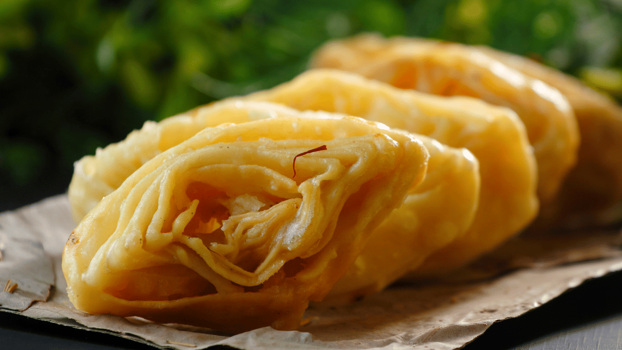 പൊറോട്ട കഴിക്കുമ്പോൾ ധാരാളം സാലഡ് കൂടെ കഴിക്കാൻ ശ്രദ്ധിക്കണം. കാരണം പോഷണ മൂല്യം കൂടാൻ ഇത് നമ്മെ ഏറെ സഹായിക്കും. 