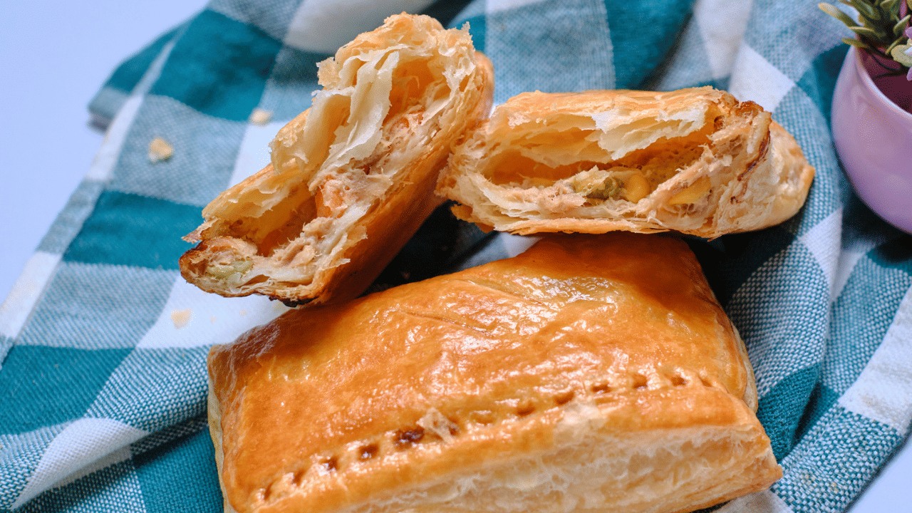 പുരാതന ഗ്രീക്ക് - അറേബ്യൻ പാചകരീതികളും ഇതിന് പ്രചോദനമായിട്ടുണ്ടെന്ന് കരുതപ്പെടുന്നു. 14-ാം നൂറ്റാണ്ടിലെ യൂറോപ്പിൽ, പ്രത്യേകിച്ച് സ്പെയിനിൽ നിന്നും ഫ്രാൻസിൽ നിന്നും എല്ലാം ഇതിനോട് സാമ്യമുള്ള പാചകക്കുറിപ്പുകൾ കണ്ടെത്തിയിട്ടുണ്ട്.