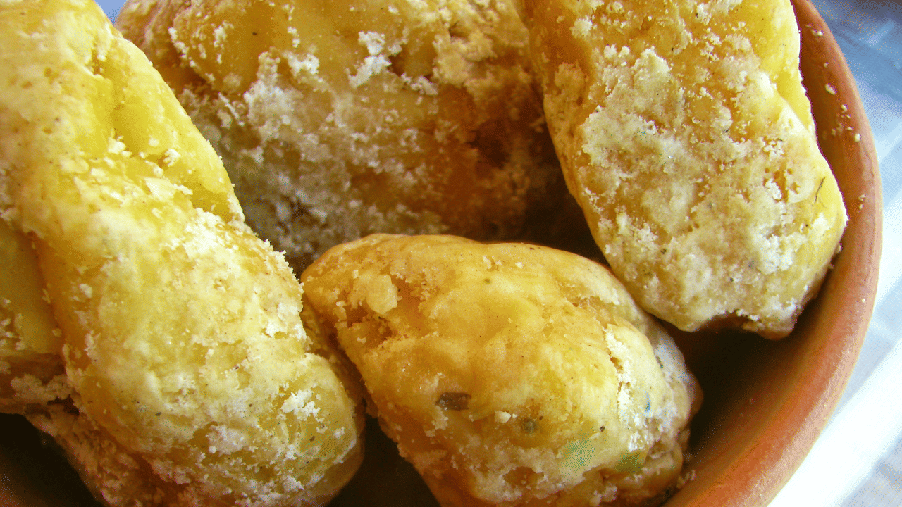 പഞ്ചസാരയെ 'ഒഴിഞ്ഞ കലോറി' (empty calorie) ആയി കണക്കാക്കുന്നു, കാരണം അതിൽ പോഷകങ്ങളൊന്നും അടങ്ങിയിട്ടില്ല. എന്നാൽ, ശർക്കരയിൽ ചില പോഷകങ്ങൾ ഉള്ളതുകൊണ്ട് ഇതിനെ പൂർണ്ണമായും 'ഒഴിഞ്ഞ കലോറി' ആയി കണക്കാക്കാൻ സാധിക്കില്ല.