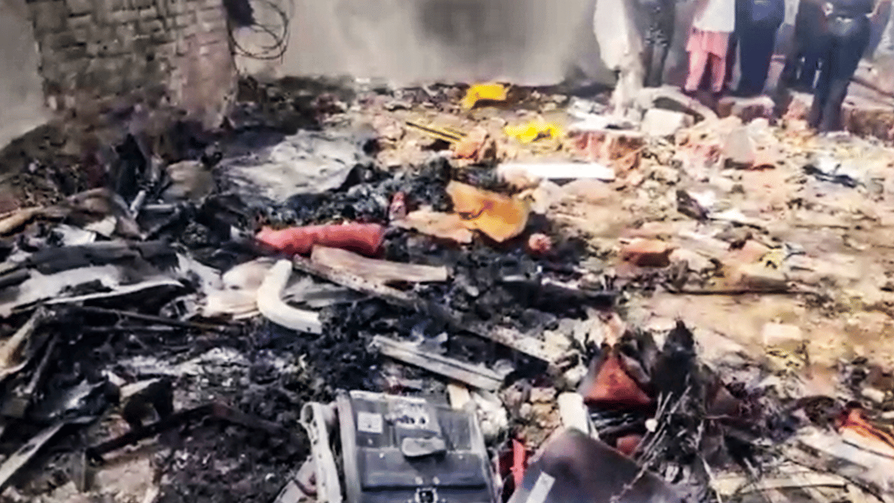 വ്യാഴാഴ്ച ഉച്ചയ്ക്ക് 1.38 നാണ് വിമാനാപകടം ഉണ്ടായത്. 625 അടി ഉയരത്തിലെത്തിയ വിമാനത്തില്‍ നിന്ന് എയര്‍ ട്രാഫിക് കൺട്രോളിലേക്ക് അപായ സന്ദേശം ലഭിച്ചിരുന്നു. തുടർന്ന്, വിമാനവുമായി ബന്ധപ്പെടാൻ ശ്രമിച്ചിരുന്നെങ്കിലും സിഗ്നൽ ലഭിച്ചില്ല. പിന്നാലെ വിമാനം തകർന്നുവീഴുകയായിരുന്നു. 