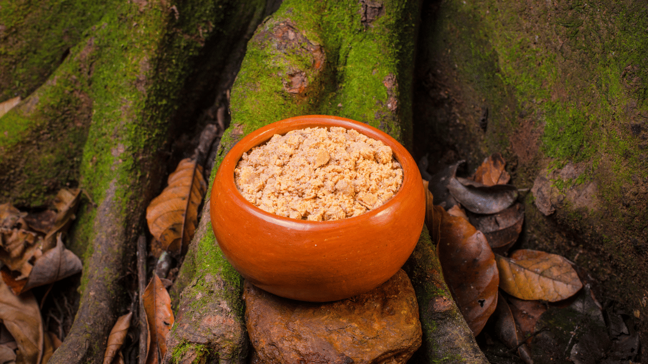 ശുദ്ധമായ കായത്തിന് വളരെ രൂക്ഷമായ ഗന്ധവും രുചിയുമുള്ളതുകൊണ്ട്, ഇത് സാധാരണയായി അന്നജം, മറ്റ് ഭക്ഷ്യയോഗ്യമായ പശകൾ എന്നിവ ചേർത്ത് നേർപ്പിച്ച രൂപത്തിലാണ് (പൊടിയായോ കട്ടിയുള്ള കട്ടകളായോ) വിപണിയിൽ ലഭ്യമാകുന്നത്.