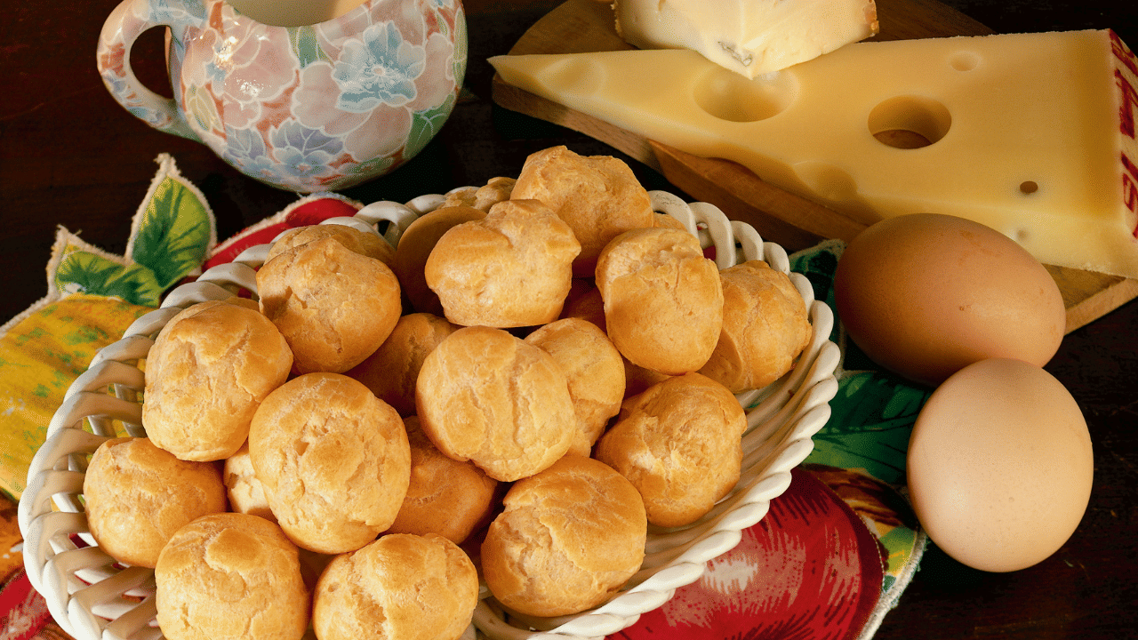 ഇന്ത്യൻ മുട്ട പഫ്‌സുകളുടെ കാര്യത്തിൽ, ഇത് ഒരു ആംഗ്ലോ-ഇന്ത്യൻ ഫ്യൂഷൻ വിഭവമായിട്ടാണ് കണക്കാക്കപ്പെടുന്നത്. ബ്രിട്ടീഷ് ഭരണകാലത്ത് യൂറോപ്യൻ ശൈലിയിലുള്ള ബേക്കറികൾ ഇന്ത്യയിൽ, പ്രത്യേകിച്ച് ദക്ഷിണേന്ത്യയിൽ, പ്രചാരത്തിൽ വന്നപ്പോൾ പഫ് പേസ്ട്രിയും ഇവിടെയെത്തി. അതിനുശേഷം, നമ്മുടെ പ്രാദേശിക മസാലകളും പാചകരീതികളും ചേർത്ത് ഇതിനെ ഇന്ത്യൻ രുചിക്കൂട്ടാക്കി മാറ്റി.