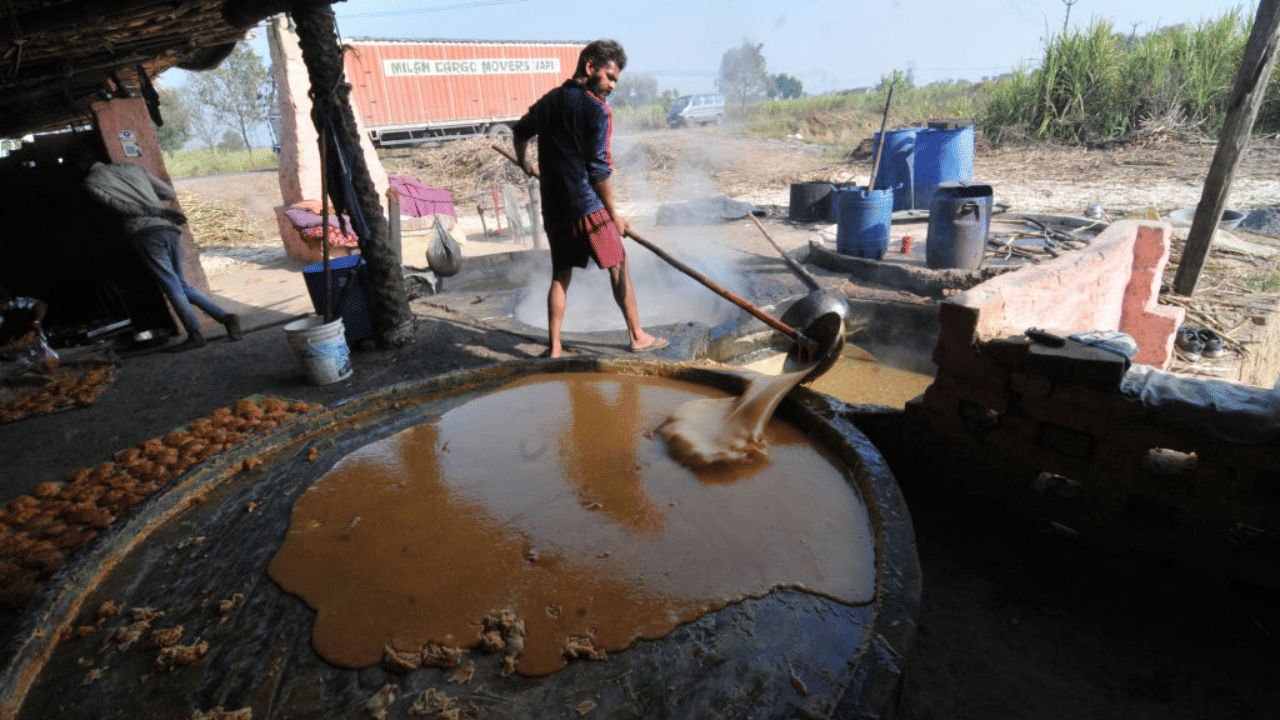 പഞ്ചസാരയെയും ശർക്കരയെയും ഉയർന്ന ഗ്ലൈസെമിക് സൂചികയുള്ള ഭക്ഷണപദാർത്ഥങ്ങളായാണ് കണക്കാക്കുന്നത്. അതായത്, ഇവ രണ്ടും രക്തത്തിലെ പഞ്ചസാരയുടെ അളവ് അതിവേഗം വർദ്ധിപ്പിക്കും. അതിനാൽ, പ്രമേഹരോഗികളും രക്തത്തിലെ പഞ്ചസാരയുടെ അളവ് നിയന്ത്രിക്കേണ്ടവരും ഇവ രണ്ടും മിതമായി മാത്രമേ ഉപയോഗിക്കാവൂ.