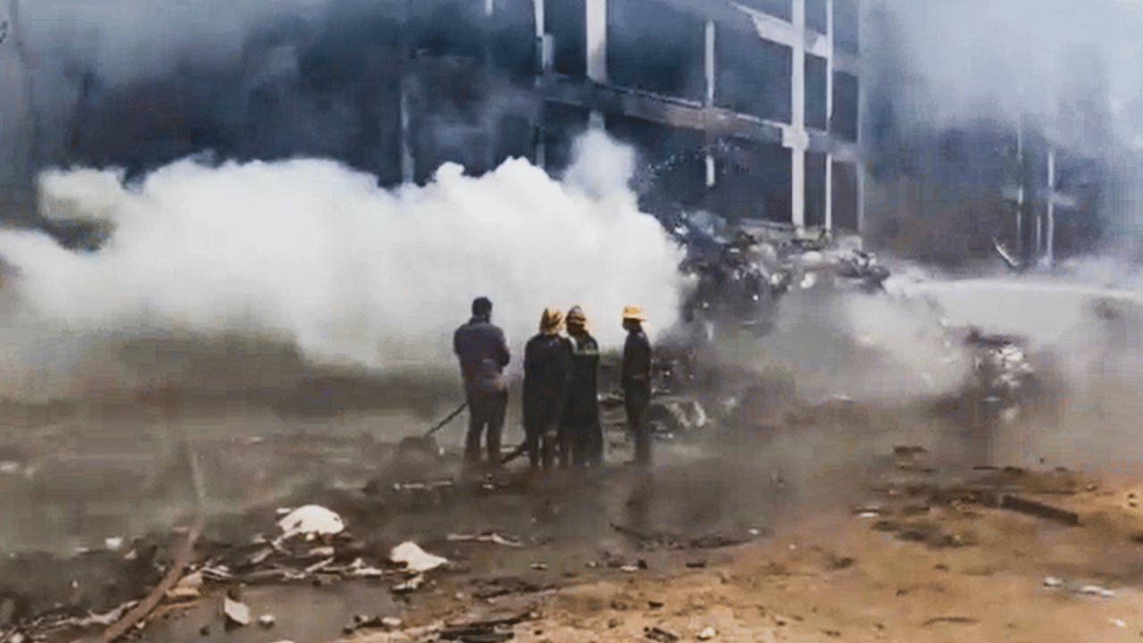 വിമാനത്താവളത്തിന് സമീപമുള്ള ബിജെ മെഡിക്കല്‍ കോളേജിന്‍റെ ഹോസ്റ്റൽ കെട്ടിടത്തിന് മുകളിലേക്കാണ് വിമാനം തകർന്നു വീണത്. വിമാനം കെട്ടിടത്തിലേക്ക് വീണ സമയത്ത് ഹോസ്റ്റലില്‍ നാല്‍പതിലധികം പേരുണ്ടായിരുന്നതായാണ് വിവരം. 