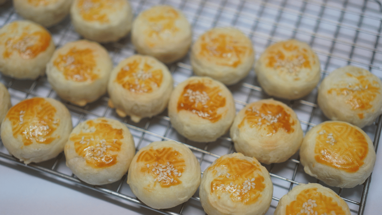 പഫ് പേസ്ട്രിയാണ് ഇന്നത്തെ മുട്ട പഫ്സിന്റെ അല്ലെങ്കിൽ വെറും പഫ്സിന്റെ ആദ്യരൂപം. ആധുനിക പഫ് പേസ്ട്രി ഫ്രാൻസിലാണ് വികസിപ്പിച്ചതെങ്കിലും, സമാനമായ ലെയറുകളുള്ള പേസ്ട്രികൾക്ക് വളരെക്കാലത്തെ ചരിത്രമുണ്ട്. 