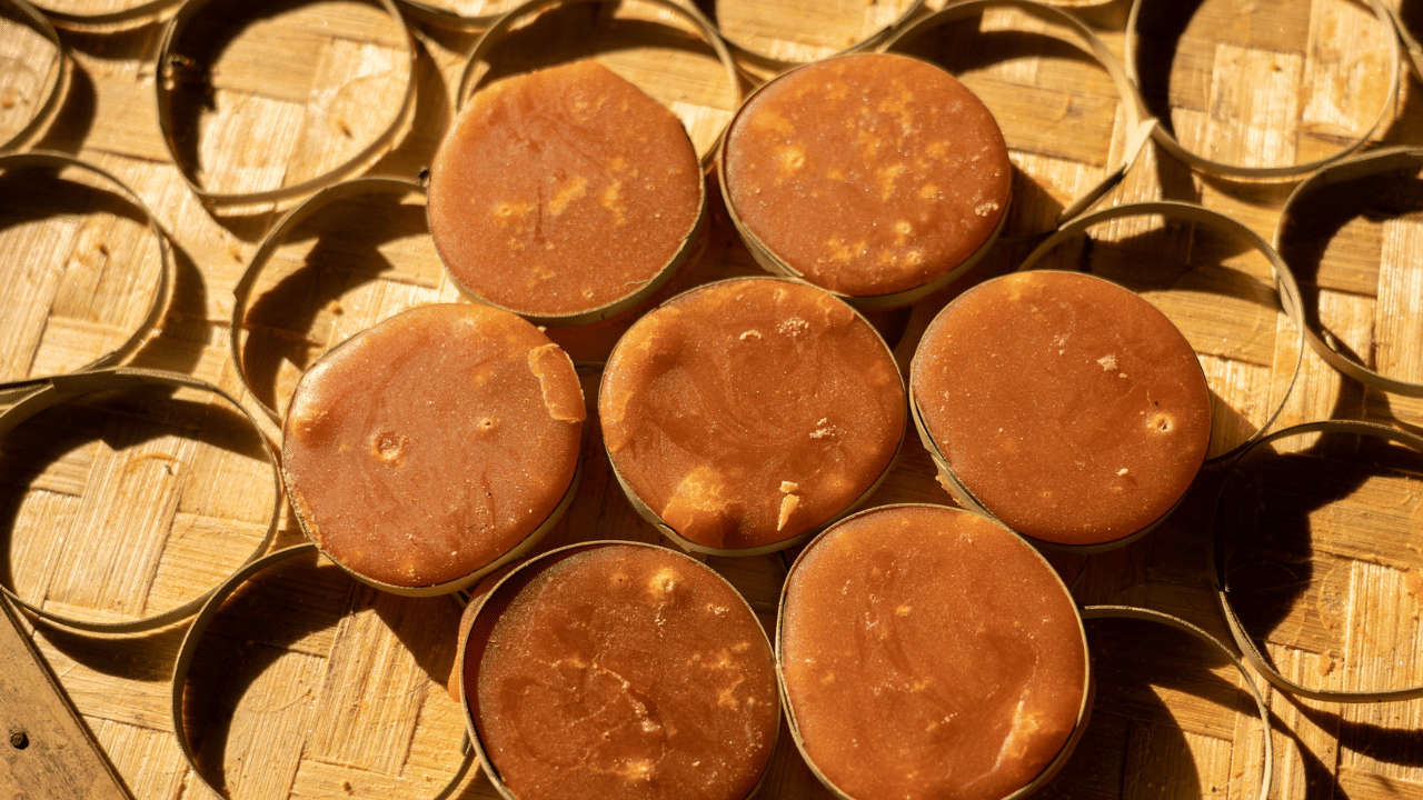 ശർക്കരയിൽ ചില പോഷകങ്ങൾ ഉണ്ടെങ്കിലും, അവയുടെ അളവ് വളരെ കുറവാണ്. വലിയ അളവിൽ ശർക്കര കഴിച്ചാൽ മാത്രമേ ഈ പോഷകങ്ങൾ ശരീരത്തിന് ഗുണകരമാകൂ. എന്നാൽ അമിതമായി ശർക്കര കഴിക്കുന്നത് പഞ്ചസാര കഴിക്കുന്നതിന് തുല്യമാണ്, കാരണം ശർക്കരയിലും ഭൂരിഭാഗവും പഞ്ചസാരയുടെ അംശം തന്നെയാണ്.