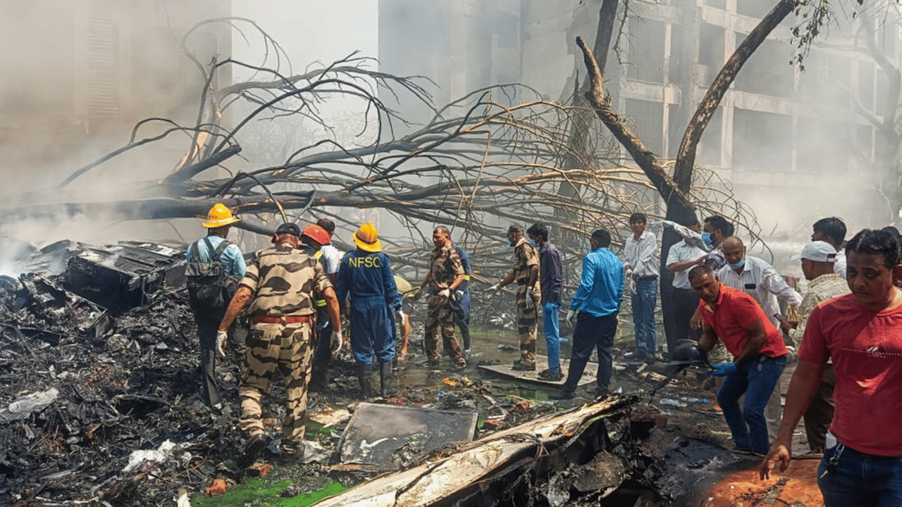 ഇതിൽ അഞ്ച് പേർ മരിച്ചതായും 20 പേർക്ക് ഗുരുതരമായി പരിക്കേറ്റതായും റിപ്പോർട്ട് ഉണ്ട്. വിമാനം വീണ് ഹോസ്റ്റല്‍ കെട്ടിടത്തിന്‍റെ ഒരു ഭാഗം പൂര്‍ണ്ണമായും തകർന്നു. ഉച്ചയൂണിന്‍റെ സമയം ആയിരുന്നതിനാല്‍ കൂടുതല്‍ പേരും മെസ്സിൽ ആയിരുന്നു.