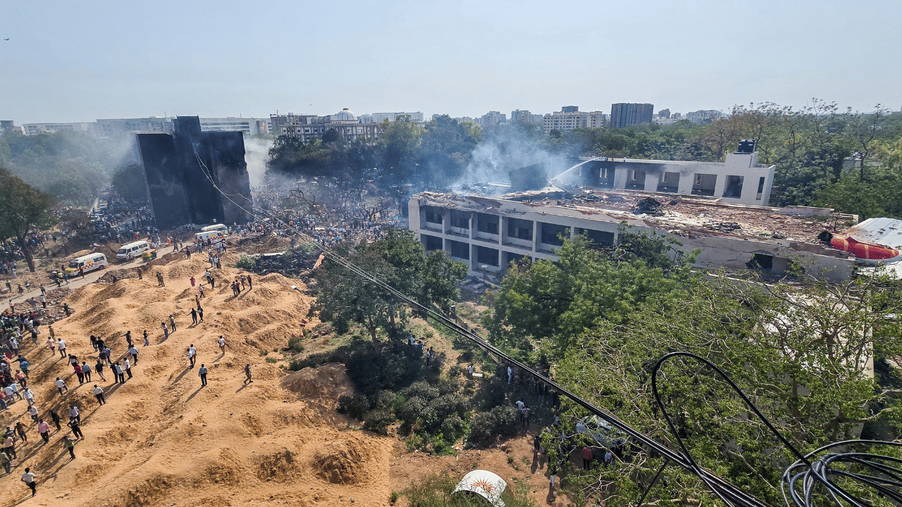 അപകടത്തെ തുടർന്ന് ഫയര്‍ ഫോഴ്സും പൊലീസും എന്‍ഡിആര്‍എഫ് സംഘവും സ്ഥലത്തെത്തി. എന്നാൽ, തീയും പുകയും മൂലം തുടക്കത്തില്‍ രക്ഷാപ്രവര്‍ത്തനത്തിന് തടസം നേരിട്ടു. അപകടത്തിൽ പരിക്കേറ്റവരെ അഹമ്മദാബാദ് സിവില്‍ ആശുപത്രിയിൽ പ്രവേശിപ്പിച്ചു.