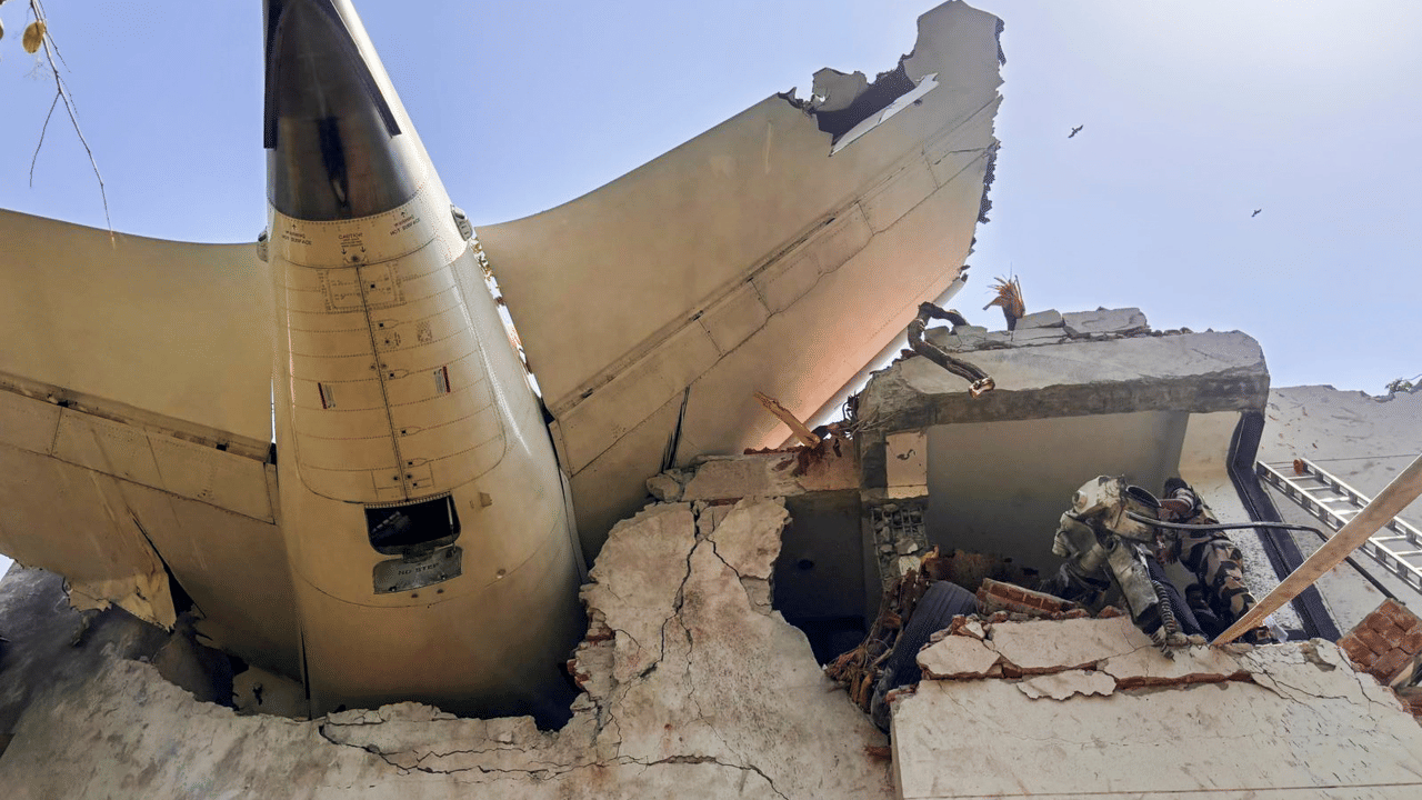 സിവില്‍ ആശുപത്രിയിലും സമീപത്തുള്ള മറ്റ് ആശുപത്രികളിലുമായാണ് അപകടത്തിൽ മരിച്ചവരുടെ മൃതദേഹങ്ങള്‍ സൂക്ഷിച്ചിരിക്കുന്നത്.