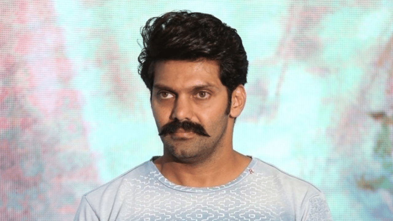ഒരു സിനിമയ്ക്ക് 10 മുതൽ 15 കോടി രൂപ വരെയാണ് ആര്യ പ്രതിഫലം വാങ്ങുന്നത്. അതേസമയം അദ്ദേഹത്തിന് ശേഷം സിനിമയിലെത്തിയ, ഇതിലും പ്രതിഫലം വാങ്ങുന്ന നടന്മാർ തമിഴ് ഇൻഡസ്ട്രിയിൽ ഉണ്ട്. എന്നിരുന്നാൽ പോലും ബിസിനസിൽ നിന്നും താരത്തിന് വരുമാനം ഉണ്ട്. അദ്ദേഹത്തിന്റെ, പ്രതിമാസ വരുമാനം രണ്ടു കോടിയാണെന്ന് പറയപ്പെടുന്നു. റിപ്പോർട്ടുകൾ പ്രകാരം അദ്ദേഹത്തിന്റെ ആകെ ആസ്തി 90 കോടി രൂപയാണ്. (Image Credits: Social Media)