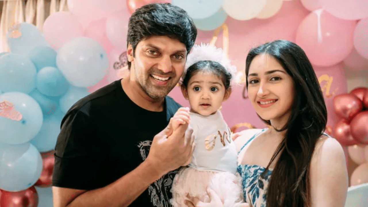 പല ഘട്ടങ്ങൾ പൂർത്തീകരിച്ച് അവസാനം വിജയിക്കുന്ന മത്സരാർത്ഥിയെ ആര്യ വിവാഹം ചെയ്യുമെന്നായിരുന്നു അറിയിപ്പ്. എന്നാൽ, അത് ഉണ്ടായില്ല. തുടർന്ന് 2019ൽ നടി സയീഷയെ ആര്യ വിവാഹം കഴിച്ചു. ഇരുവരും ടെഡി, കാപ്പാൻ, ഗജിനികാന്ത് തുടങ്ങിയ ചിത്രങ്ങളിൽ ഒന്നിച്ച് അഭിനയിച്ചിട്ടുണ്ട്. 2021ൽ ദമ്പതികൾക്ക് ഒരു പെൺകുഞ്ഞ് ജനിച്ചു. (Image Credits: Social Media)