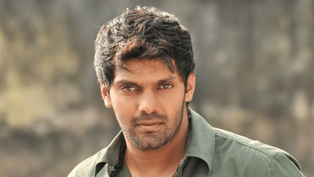 തുടർന്ന് നിരവധി സിനിമകളിൽ വേഷമിട്ട താരം ഏഴോളം സിനിമകൾ നിർമിച്ചിട്ടുമുണ്ട്. അതിനിടെ 'എങ്ക വീട്ടു മാപ്പിളൈ' എന്നൊരു റിയാലിറ്റി ഷോയിലും താരം പങ്കെടുത്തിരുന്നു. ഇത് വലിയ വിവാദങ്ങൾക്കാണ് വഴിവെച്ചത്. 16 യുവതികൾ മത്സരാർത്ഥികളായെത്തിയ ഈ ഷോയുടെ ലക്ഷ്യം ആര്യയ്ക്ക് വധുവിനെ കണ്ടെത്തുക എന്നതായിരുന്നു. (Image Credits: Social Media)