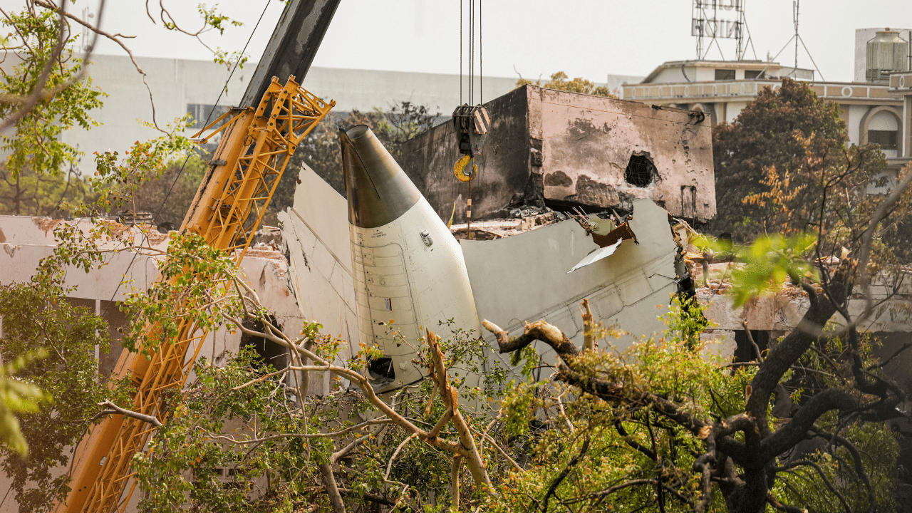 Ahmedabad Air India Crash: അഹമ്മദാബാദ് വിമാനദുരന്തം: മരിച്ചവരുടെ കുടുംബങ്ങൾക്ക് 25 ലക്ഷം രൂപ നഷ്ടപരിഹാരം; പ്രഖ്യാപിച്ച് എയർ ഇന്ത്യ Ahmedabad Air India Crash: അഹമ്മദാബാദ് വിമാനദുരന്തം: മരിച്ചവരുടെ കുടുംബങ്ങൾക്ക് 25 ലക്ഷം രൂപ നഷ്ടപരിഹാരം; പ്രഖ്യാപിച്ച് എയർ ഇന്ത്യ