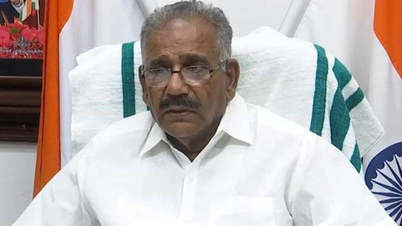 Electric Shock Death: വനംവകുപ്പ് വൈദ്യുതി ഉപയോഗിച്ച് ഫെന്സിങ് നടത്തുന്നില്ല; കുട്ടിയുടെ മരണത്തില് ഗൂഢാലോചന: വനംമന്ത്രി Electric Shock Death: വനംവകുപ്പ് വൈദ്യുതി ഉപയോഗിച്ച് ഫെന്സിങ് നടത്തുന്നില്ല; കുട്ടിയുടെ മരണത്തില് ഗൂഢാലോചന: വനംമന്ത്രി