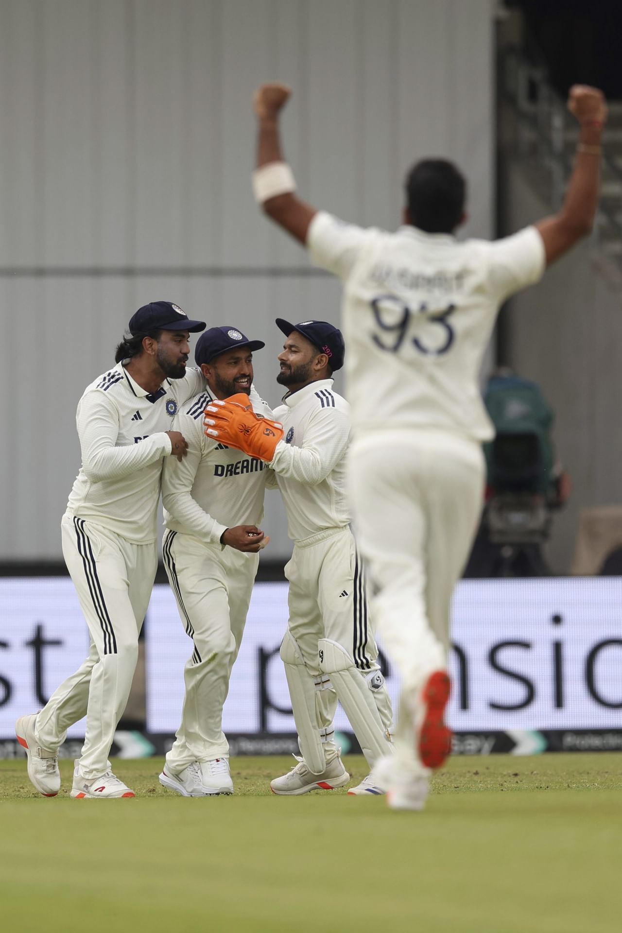 ഇന്നിംഗ്സിൽ നാല് തവണയാണ് ബുംറയുടെ ബൗളിംഗിൽ ഇംഗ്ലണ്ട് ബാറ്റർമാരെ ഇന്ത്യൻ ഫീൽഡർമാർ നിലത്തിട്ടത്. ഇത് ഒരു റെക്കോർഡാണ്. ഒരു ഇന്നിംഗ്സിൽ ഏറ്റവുമധികം തവണ ക്യാച്ച് നഷ്ടപ്പെടുന്ന ഇന്ത്യൻ ബൗളർ എന്ന റെക്കോർഡിലാണ് ബുംറ എത്തിയത്. ഈ റെക്കോർഡിൽ ബുംറ ഒറ്റക്കല്ല.
