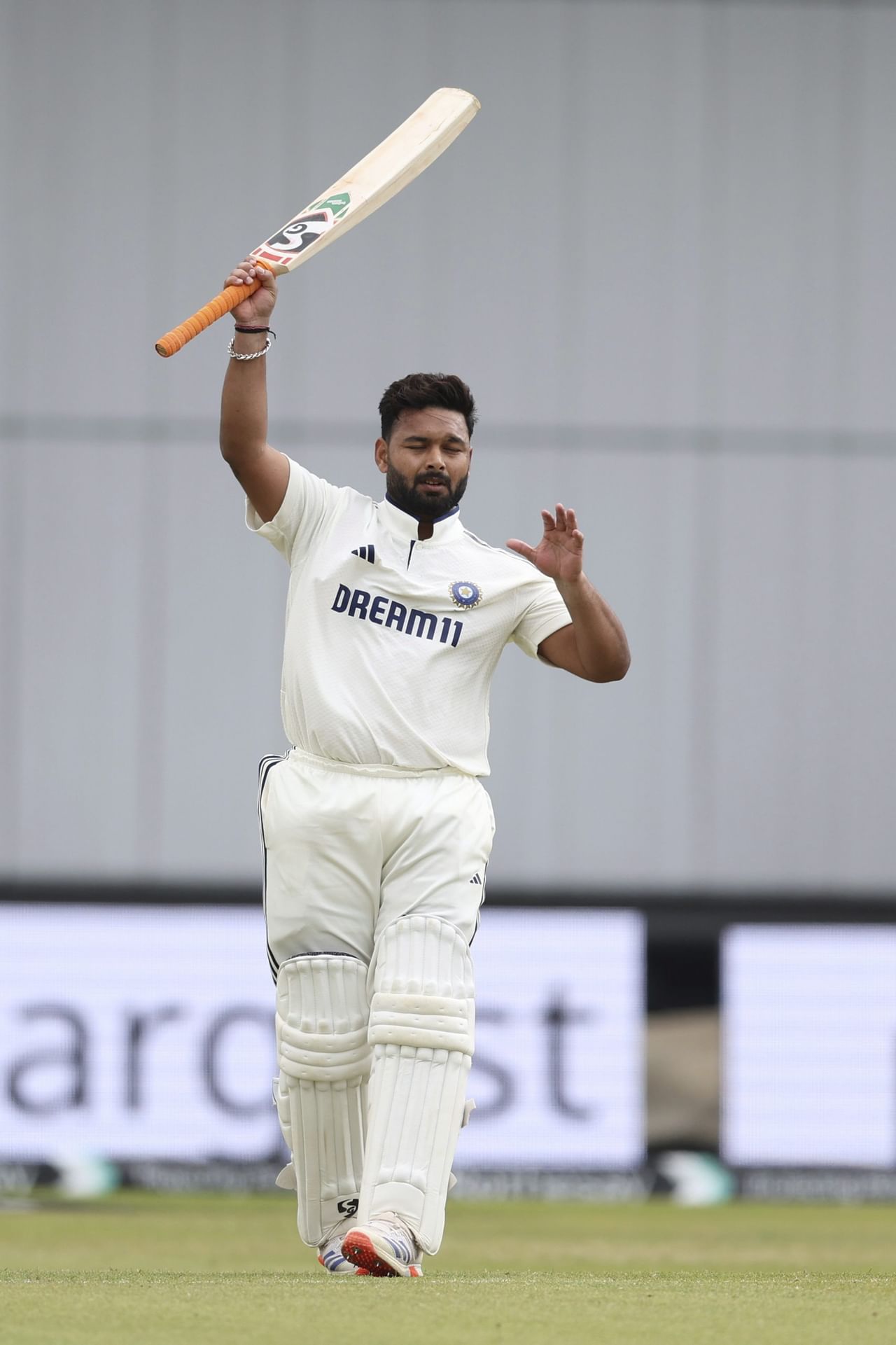 ഈ നേട്ടത്തിലെത്തുന്ന ആദ്യ ഇന്ത്യൻ താരമാണ് പന്ത്. ഈ പ്രകടനത്തോടെ ഇംഗ്ലണ്ടിനെതിരെ ഒരു ടെസ്റ്റിൽ സെഞ്ചുറിയും ഫിഫ്റ്റി പ്ലസ് സ്കോറും രണ്ട് തവണ നേടുന്ന ആദ്യ വിക്കറ്റ് കീപ്പറായും ഋഷഭ് പന്ത് മാറി. മുൻപ് 2022ൽ എഡ്ജ്ബാസ്റ്റണിൽ വച്ചായിരുന്നു പന്ത് ഈ നേട്ടത്തിലെത്തിയത്. ഈ കളിയിൽ 146, 57 എന്നിങ്ങനെയായിരുന്നു പന്തിൻ്റെ സ്കോർ.