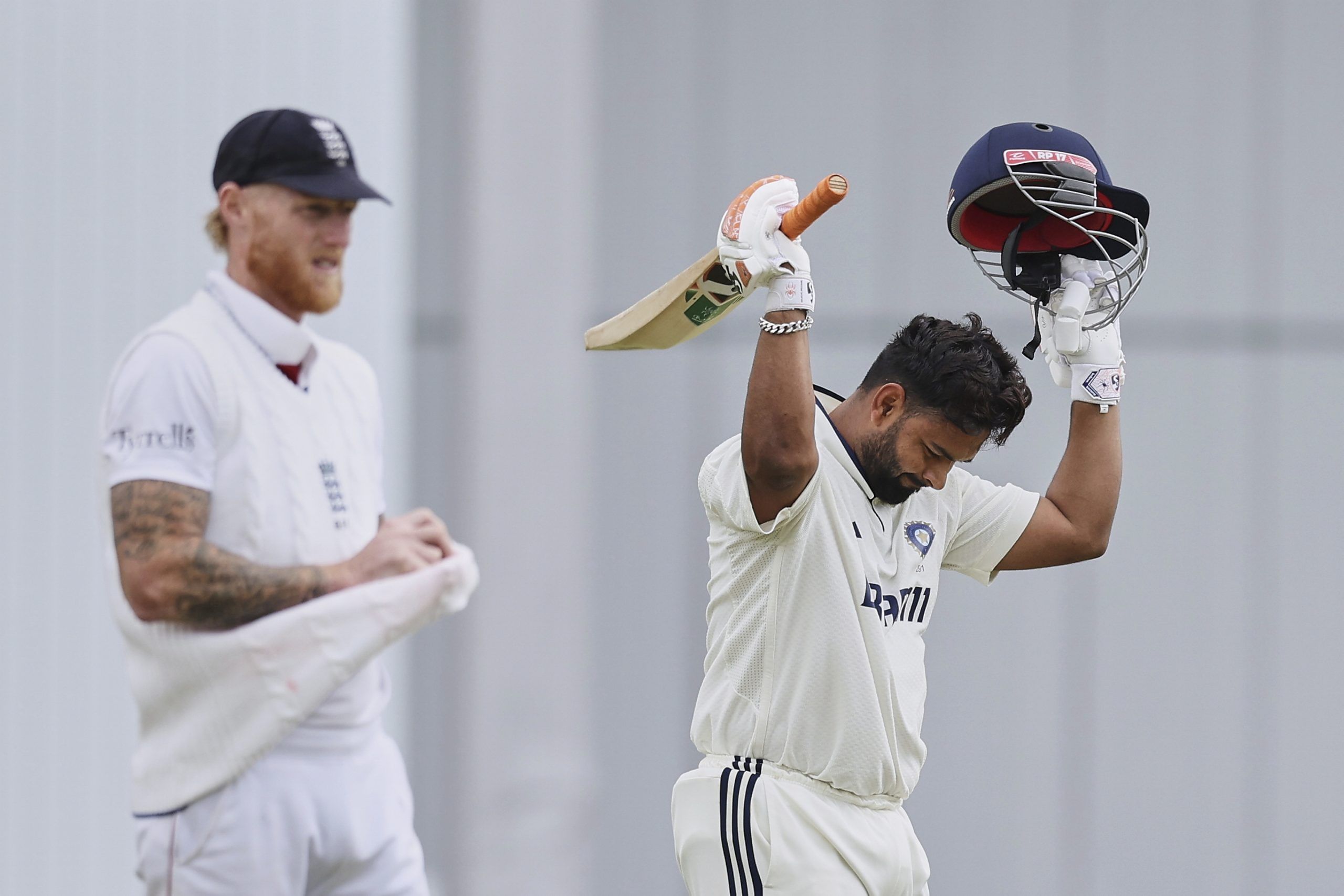 തകർപ്പൻ പ്രകടനത്തോടെ ഋഷഭ് പന്ത് ഒരു അസാമാന്യ റെക്കോർഡും കുറിച്ചു. ടെസ്റ്റ് ക്രിക്കറ്റിൻ്റെ 148 വർഷത്തെ ചരിത്രത്തിൽ ഒരു ടെസ്റ്റ് മത്സരത്തിൻ്റെ രണ്ട് ഇന്നിംഗ്സിലും സെഞ്ചുറി നേടുന്ന രണ്ടാമത്തെ മാത്രം വിക്കറ്റ് കീപ്പർ എന്ന റെക്കോർഡാണ് ഋഷഭ് പന്ത് കുറിച്ചത്. 134, 118 എന്നിങ്ങനെയാണ് പന്തിൻ്റെ സ്കോർ.
