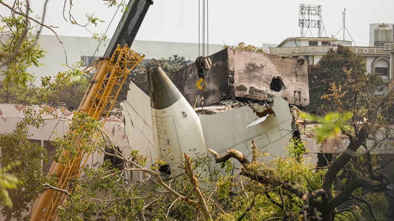 Ahmedabad Plane Crash: അഹമ്മദാബാദ് വിമാന ദുരന്തം; 119 പേരെ തിരിച്ചറിഞ്ഞു; 76 മൃതദേഹങ്ങള്‍ കുടുംബാംഗങ്ങള്‍ക്ക് കൈമാറി