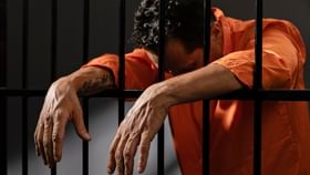 Father Kills Daughter: ചോക്കളേറ്റ് വാങ്ങാൻ പണം ചോദിച്ചു; മദ്യപാനിയായ പിതാവ് നാല് വയസുകാരിയെ കൊലപ്പെടുത്തി Father Kills Daughter: ചോക്കളേറ്റ് വാങ്ങാൻ പണം ചോദിച്ചു; മദ്യപാനിയായ പിതാവ് നാല് വയസുകാരിയെ കൊലപ്പെടുത്തി...