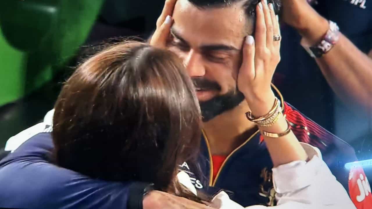 IPL 2025: ഐപിഎൽ വിജയാഘോഷത്തിനിടെ വിരാട് കോലിയുടെ കണ്ണീര് തുടച്ച് അനുഷ്ക ശർമ്മ; വിഡിയോ വൈറൽ