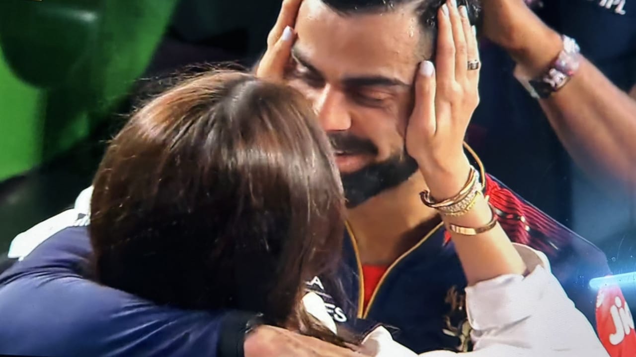 IPL 2025: ഐപിഎൽ വിജയാഘോഷത്തിനിടെ വിരാട് കോലിയുടെ കണ്ണീര് തുടച്ച് അനുഷ്ക ശർമ്മ; വിഡിയോ വൈറൽ
