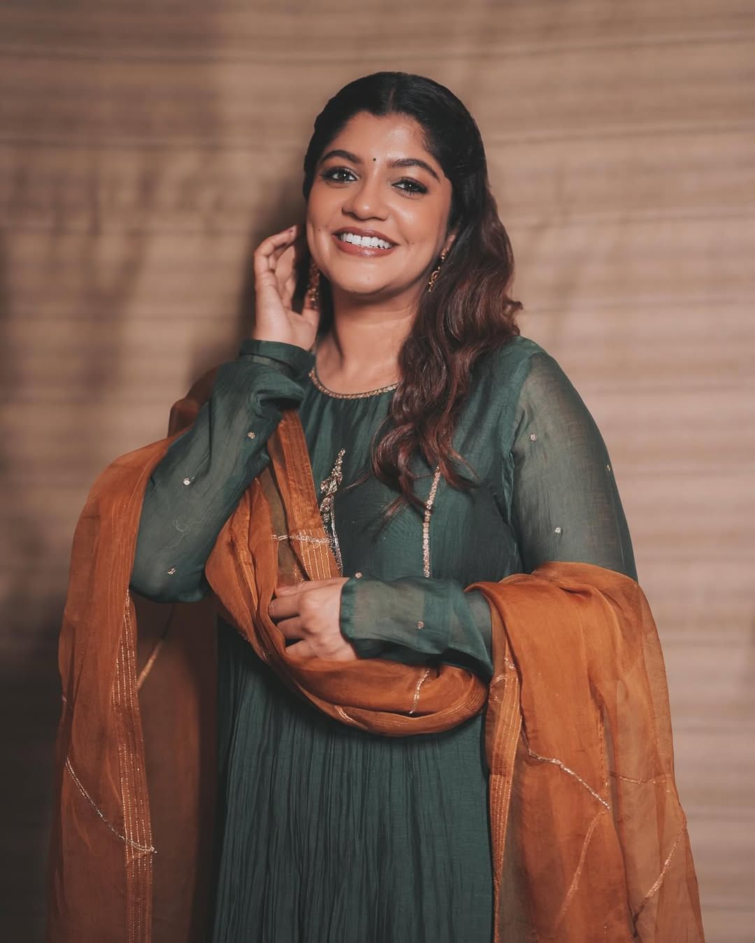 ഏതൊരു അഭിനേതാവിനും അവര്‍ക്ക് ഇഷ്ടമുള്ള താരത്തിനൊപ്പം അഭിനയിക്കണമെന്ന മോഹമുണ്ടാകും. തനിക്ക് കൂടെ അഭിനയിക്കാന്‍ അതിയായ ആഗ്രഹമുള്ള നടന്റെ പേര് വെളിപ്പെടുത്തിയിരിക്കുകയാണ് ഇപ്പോള്‍ അപര്‍ണ ബാലമുരളി. (Image Credits: Instagram)