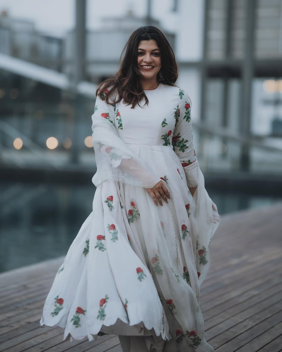 അമിതാഭ് ബച്ചന്റെ കൂടെ അഭിനയിക്കണമെന്നാണ് അപര്‍ണ പറയുന്നത്. ഗൃഹലക്ഷ്മിക്ക് നല്‍കിയ അഭിമുഖത്തിലായിരുന്നു അപര്‍ണ ഇക്കാര്യം പറയുന്നത്.